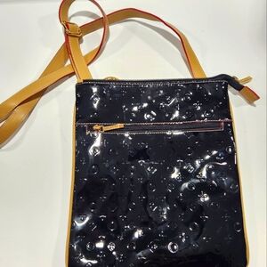 Invece black patent leather crossbody bag